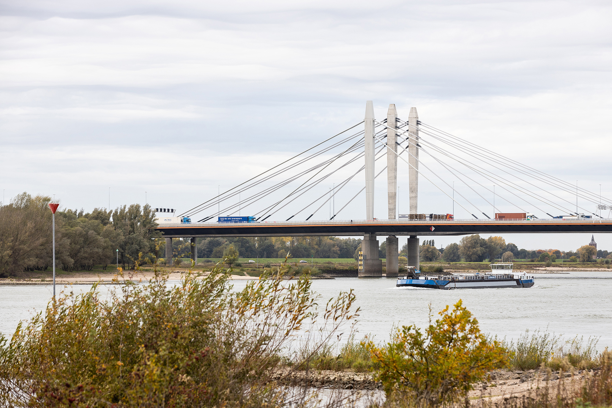 Brug over rivier