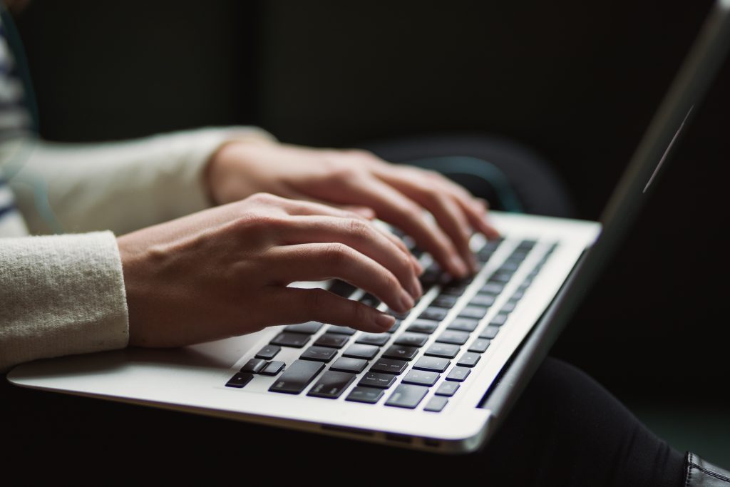 Vrouwenhanden op toetsenbord laptop