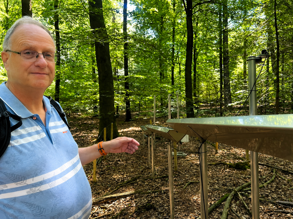 Almer Bolman van Waterschap Vallei en Veluwe bij een grondwatermeetpunt van project Recharge.
